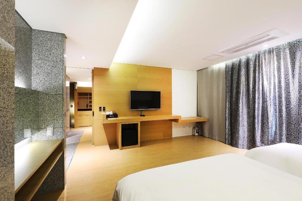 Business Design Hotel Luv Инчон Экстерьер фото