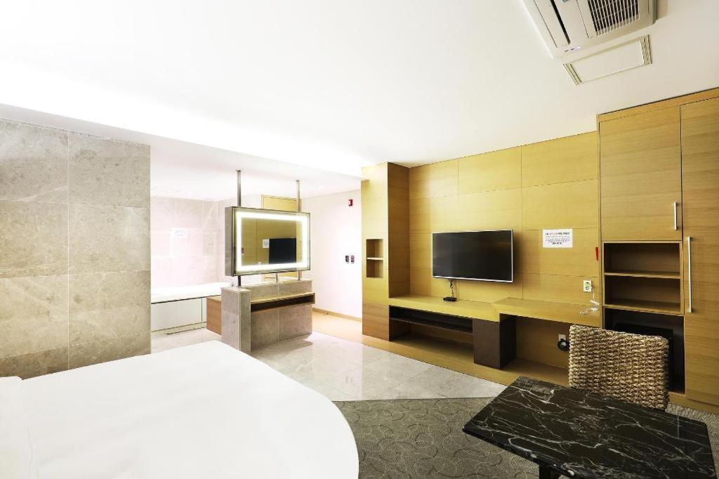 Business Design Hotel Luv Инчон Экстерьер фото