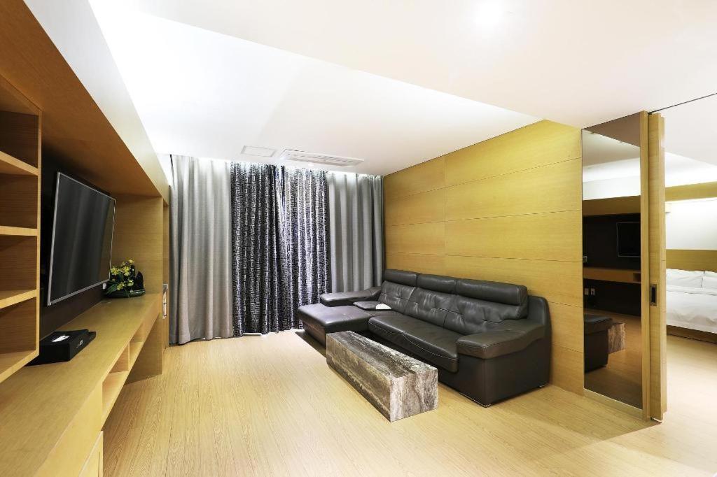 Business Design Hotel Luv Инчон Экстерьер фото